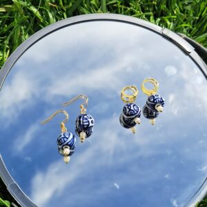 Gold stainless steel earrings with 'Delfts blauw' Dutch blue porcelain charms