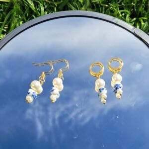 Gold stainless steel earrings with pearls and 'Delfts blauw' Dutch blue beads