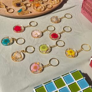 Round dried flower keychains with gold flakes